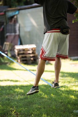 Slackline üzerinde gelen adam