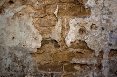 Eski taş duvarda çatlaklar ve çizikler var.