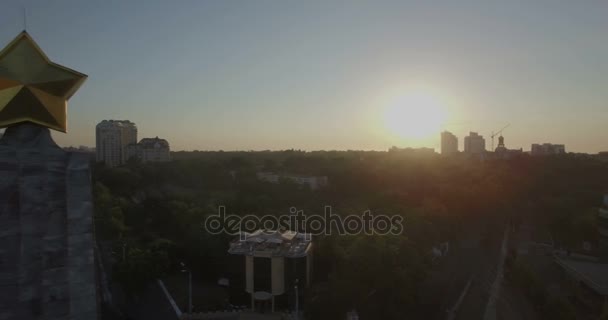 Une caméra passe devant une étoile au sommet d'un monument commémoratif de guerre à Odessa — Video