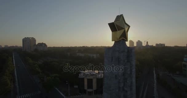 Câmera passa estrela no topo do memorial de guerra em Odessa — Vídeo de Stock