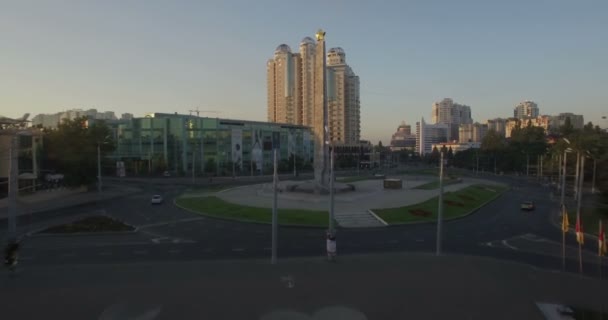 Kamera ragt auf Flügel des Siegesdenkmals von Odessa — Stockvideo