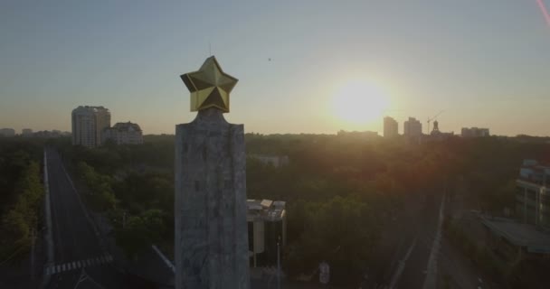 Cámara se mueve de nuevo de la estrella en el monumento de guerra en Odessa — Vídeos de Stock