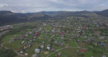 Hava kamera geriye dönük Mykulychyn üzerinde sinekler