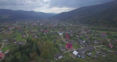 Hava kamera ileri Mykulychyn üzerinde sinekler