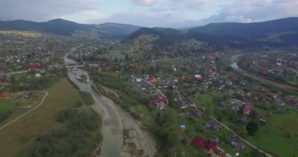 Antenowe kamera leci wysoko nad miejscowości Mykulychyn — Wideo stockowe