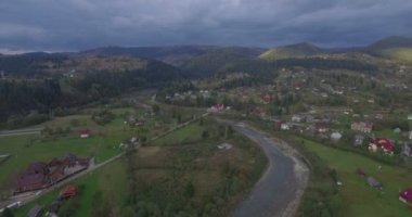 Havadan fotoğraf makinesi yüksek Mykulychyn Köyü uçar