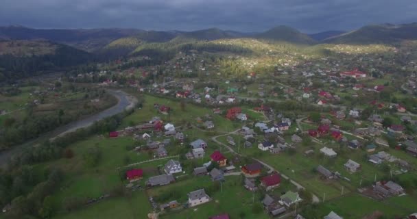Εναέρια φωτογραφική μηχανή πετά ψηλά πάνω από το χωριό της Mykulychyn — Αρχείο Βίντεο