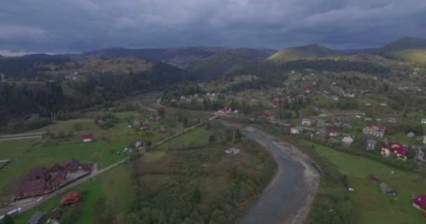 Cámara aérea vuela alto sobre el pueblo de Mykulychyn — Vídeo de stock