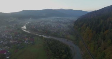 Hava kamera ileri Mykulychyn üzerinde sinekler