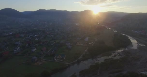 Flygande kameran flyger framlänges över Mykulychyn vid soluppgången — Stockvideo