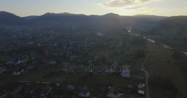 Légi operatőr emelkedik felett Mykulychyn, napkeltekor — Stock videók