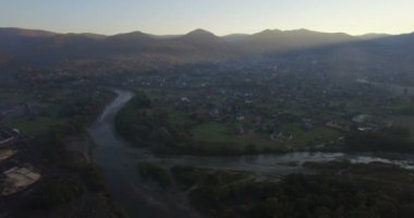 Hava kamera ileri Mykulychyn üzerinde güneş doğarken uçar.