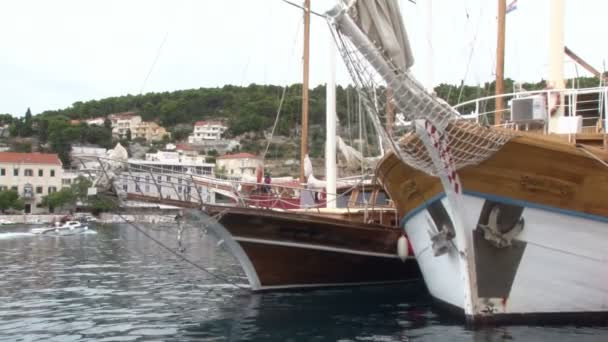 Veleros amarrados en Hvar, Croacia — Vídeo de stock