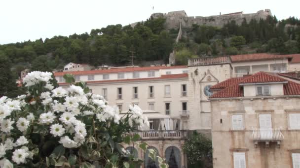 Vista del casco antiguo y el castillo de Hvar, Croacia — Vídeos de Stock