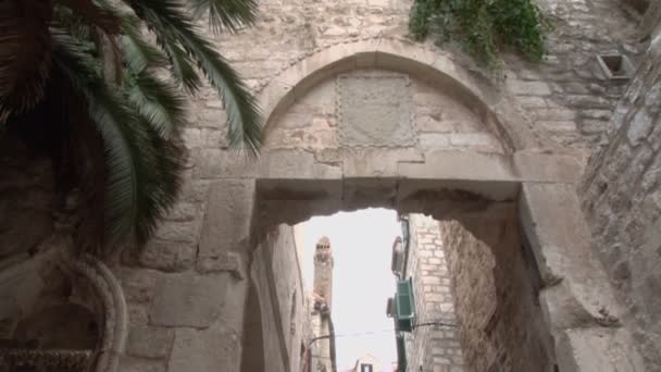 Inclinado a las viejas calles estrechas de Hvar — Vídeo de stock