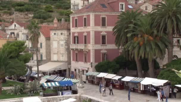 Casco antiguo de Hvar en Croacia visto desde la terraza del Arsenal — Vídeo de stock