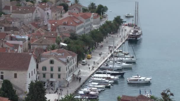 Blick über den Hafen und die Bucht von Hvar in Kroatien — Stockvideo
