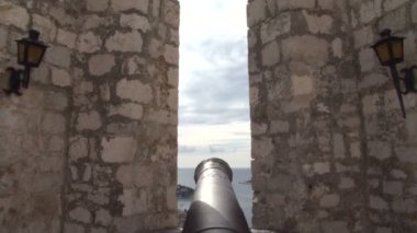Liman ve Hvar Körfezi'ne bakan bir top aşağı eğimli