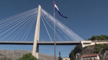 Hırvatistan bayrağı önünde Franjo Tudjman köprü uçar