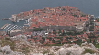 Fort Imperial Dubrovnik şehir üzerinde göster