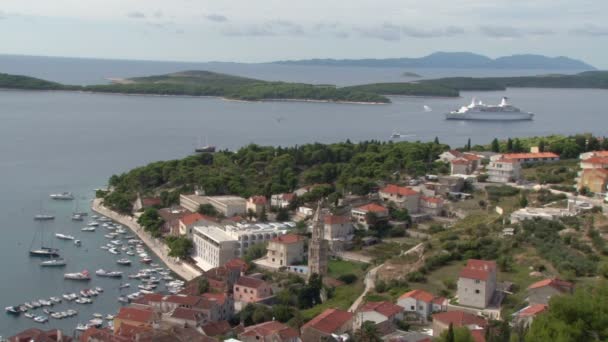 Vista sobre o porto e baía de Hvar, na Croácia — Vídeo de Stock