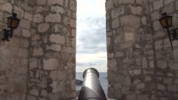 Tilt down to a cannon overlooking the harbour and bay of Hvar — Stock Video