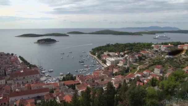 Vue sur le port et la baie de Hvar en Croatie — Video