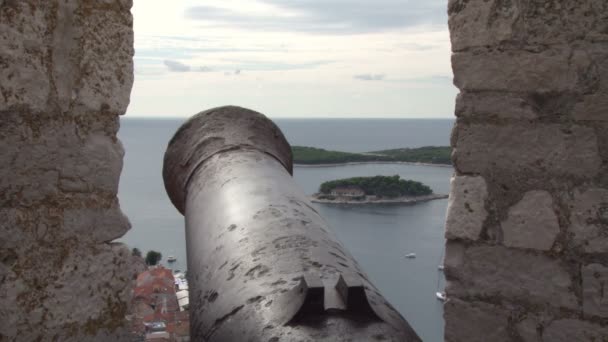 Vista da un cannone che domina il porto e la baia di Hva — Video Stock