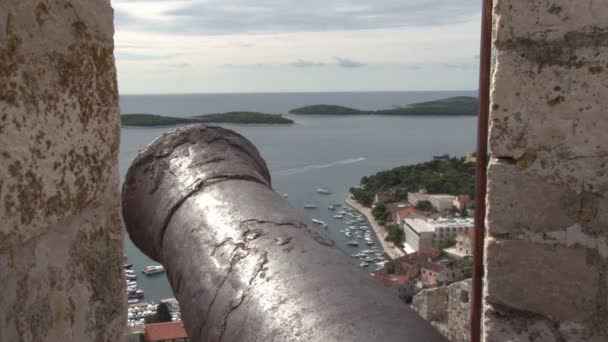 Vista desde un cañón con vistas al puerto y la bahía de Hva — Vídeo de stock