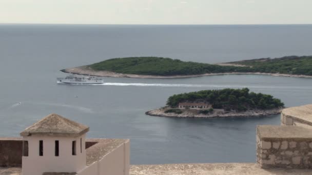 Δείτε πάνω από το λιμάνι και τον κόλπο του Χβαρ στην Κροατία — Αρχείο Βίντεο
