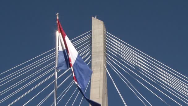 Bandera de Croacia ondea frente al puente Franjo Tudjman — Vídeos de Stock