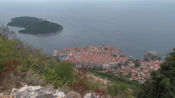 Vista sobre a cidade de Dubrovnik e a ilha de Lokrum — Vídeo de Stock