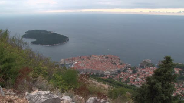 Vista sulla città di Dubrovnik e l'isola di Lokrum — Video Stock