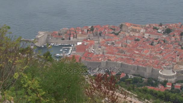 Visa över Dubrovnik stad från Fort Imperial — Stockvideo