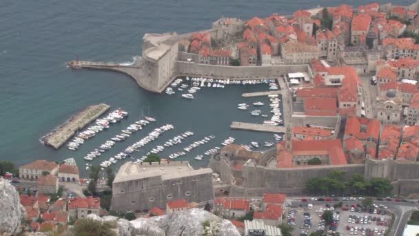 Blick über Dubrovnik vom kaiserlichen Fort — Stockvideo