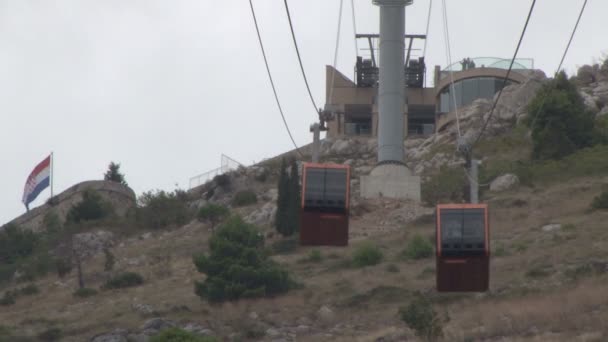 Dubrovnik cable car climbs to Fort Imperial — Stock Video