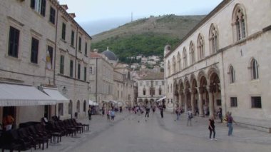 Dubrovnik'in eski şehir Pred Dvorom cadde boyunca görüntülemek