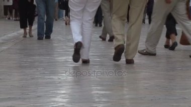 ayak ve bacaklar Placa sokak Dobruca'daki boyunca strolling turist