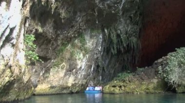 Kürekli tekneler Melissani mağara ziyaret turist
