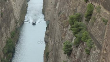 Küçük tekne yelken Korint kanalı boyunca