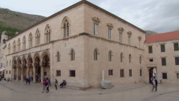 Pan a la calle Pred Dvorom en el casco antiguo de Dubrovnik , — Vídeos de Stock