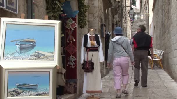 Smalle straat en trappen af Placa straat Dubrovnik — Stockvideo