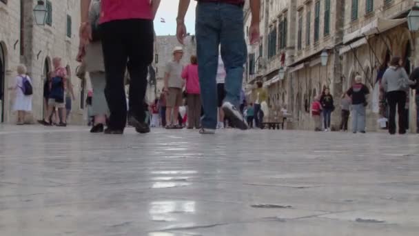 Piedi e le gambe dei turisti passeggiando lungo la strada Placa a Dubrovnik — Video Stock