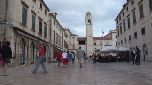 Düşük açılı atış Placa Street Dubrovnik'in eski şehir — Stok video