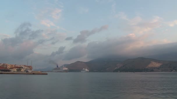 Cruiseschepen voor anker uit de stad van Argostoli — Stockvideo