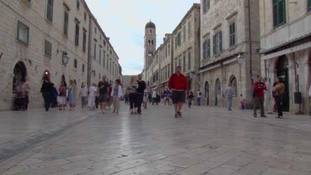 Низкий угол съемки улицы Плака в старом городе Дубровник — стоковое видео