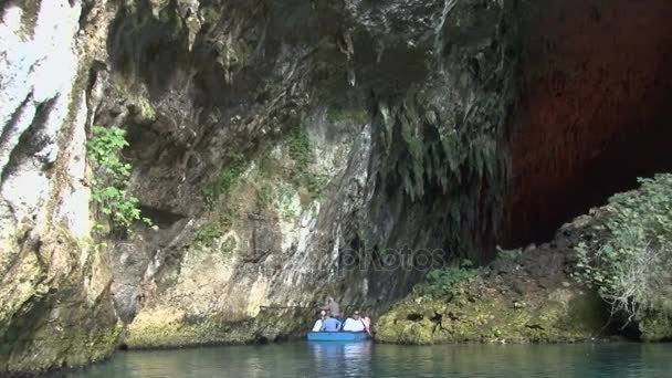 Turister i roddbåtar besöker den Melissani-grottan — Stockvideo