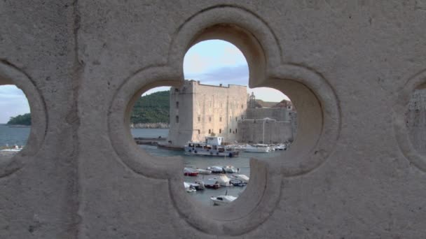 Ensolarado no final da tarde tiro do antigo porto de Dubrovnik na Croácia — Vídeo de Stock