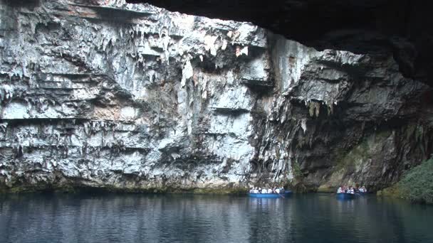 Turystów w łodzi wiosłowych, odwiedzając Melissani Cave — Wideo stockowe