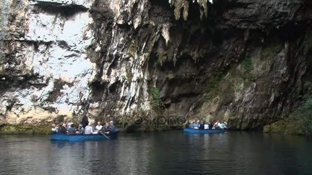 Turystów w łodzi wiosłowych, odwiedzając Melissani Cave — Wideo stockowe